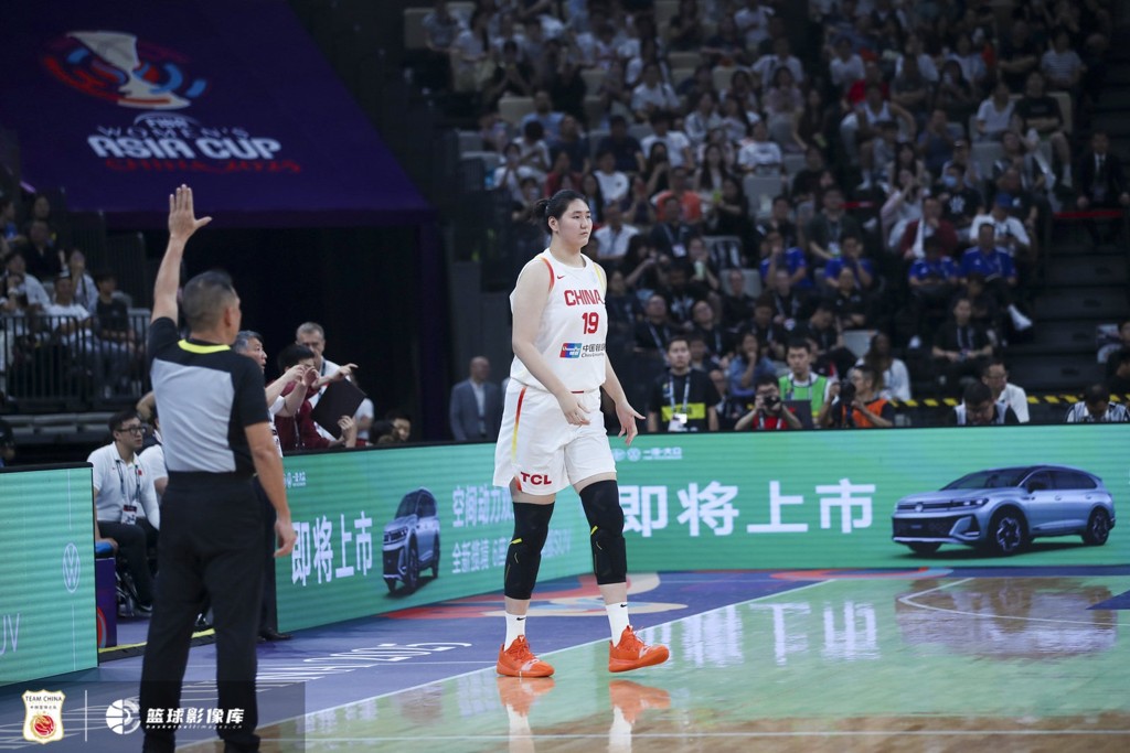 媒体人:张子宇是进攻强点和防守弱点 她只要上场就必须是主攻点